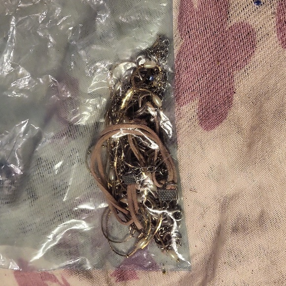 Pile of broken chains and random jewelry - Picture 2 of 2